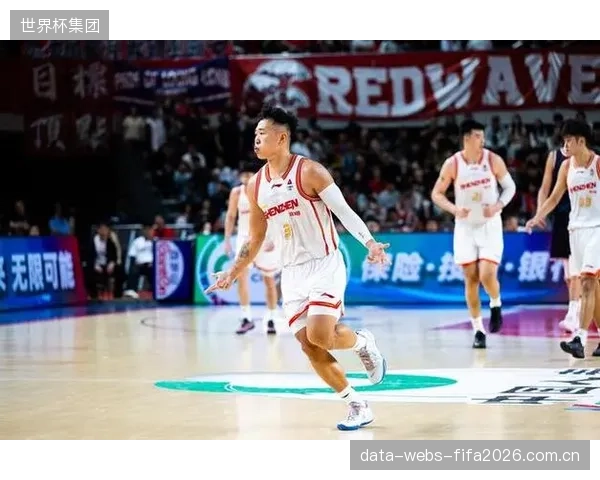 深圳队核心贺希宁荣膺常规赛MVP，其在季后赛中展现了强大的得分爆发力。